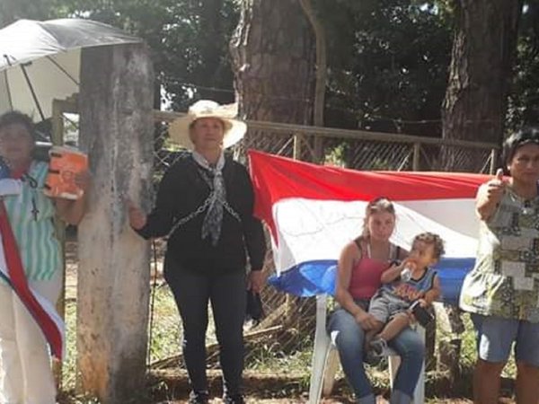 Ciudadanos se encadenan y exigen salida de director de hospital