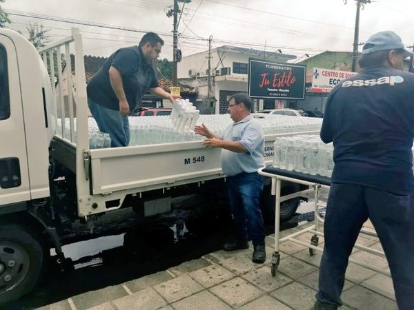 Essap distribuye botellas de agua a pacientes en hospitales de Asunción y Central - .::RADIO NACIONAL::.