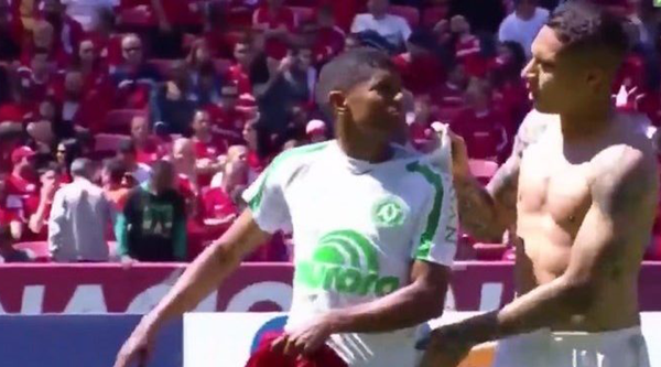 VIRAL: Jugador fuerza a su colega a intercambiarse las camisetas