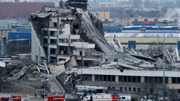 HOY / Se derrumba un estadio y obrero muere en el intento de huir