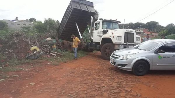 Sorprenden a ciudadano arrojando basura en espacio público - ABC en el Este - ABC Color