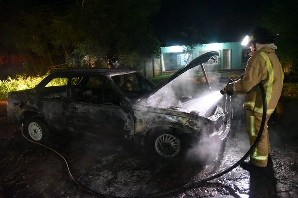 Ypacaraí: Vehículo arde por completo tras cortocircuito  - Nacionales - ABC Color