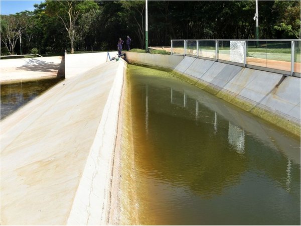 Enormes piletas con agua de lluvia en  Parque Urbano generan temor