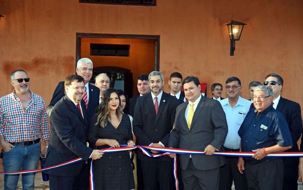 El MOPC inauguró ayer la restaurada estación del ferrocarril en Luque - Economía - ABC Color