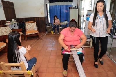 Mujeres aprenden técnica para mantener vivo al poncho de 60 listas | .::Agencia IP::.