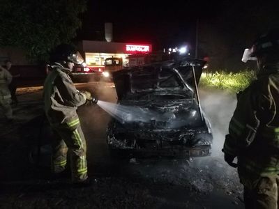 Auto ardió en llamas en Ypacaraí