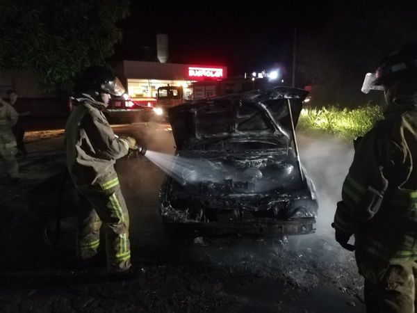 Auto ardió en llamas en Ypacaraí