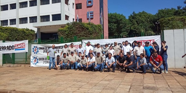 Trabajadores de la ANDE se movilizan en reclamo por recortes de beneficios