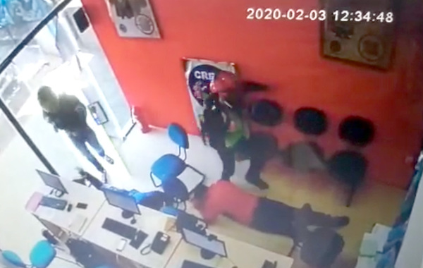 Motochorros toman por asalto una financiera en CDE y se alzan con dinero y celulares