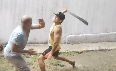 ADOLESCENTE ASESINA A SU PADRE A MACHETAZOS