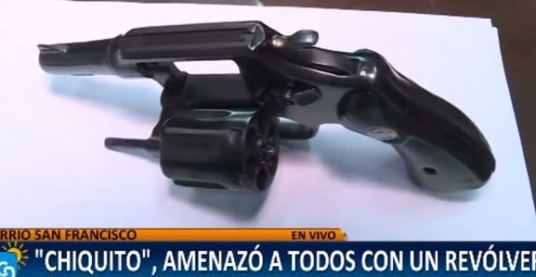 Imputan a madre de "niño pistolero"