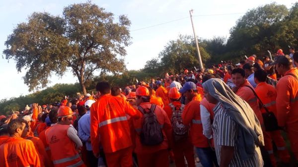 Obreros de la Bioceánica, en huelga - Nacionales - ABC Color