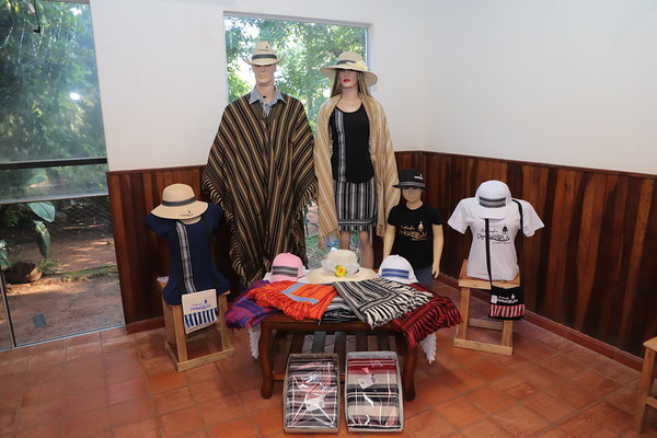 Mujeres aprenden técnica en peligro de extinción para mantener vivo al poncho de 60 listas. - .::RADIO NACIONAL::.