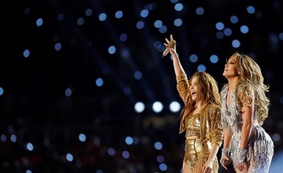 HOY / JLo y Shakira en el Super Bowl desatan polémica sobre migración y obscenidad