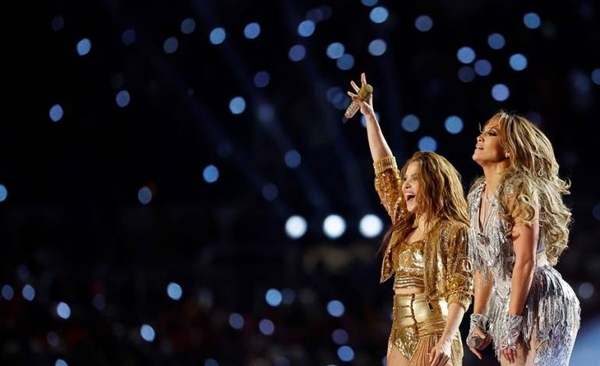 HOY / JLo y Shakira en el Super Bowl desatan polémica sobre migración y obscenidad