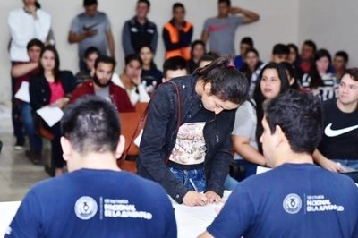 Convocan a jóvenes a renovar becas •