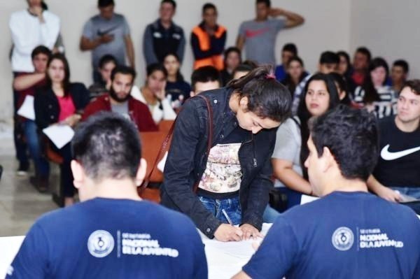 Convocan a jóvenes a renovar becas •