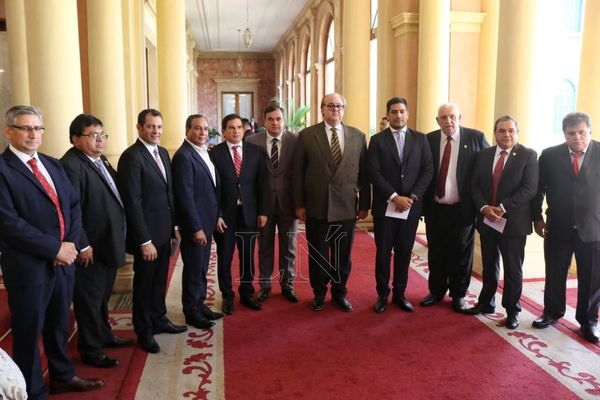 Acercamiento entre Mario Abdo y Horacio Cartes, piden gobernadores