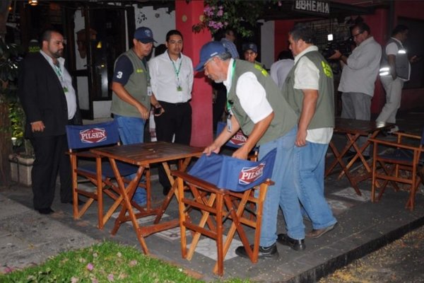 Consumo de bebidas en la vía pública: ¿qué pasa con los locales comerciales?