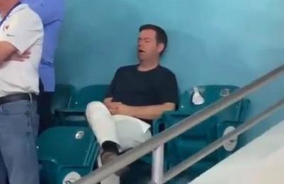 Sorprenden a fan del Super Bowl tomando la siesta más cara del mundo - SNT