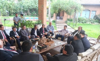 HOY / Unidad colorada, en camino: gobernadores buscan reunir a Cartes y Abdo