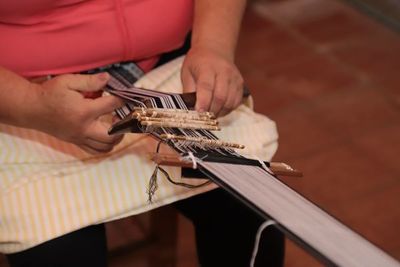 Aprenden técnica para tejer poncho de 60 listas, en peligro de extinción