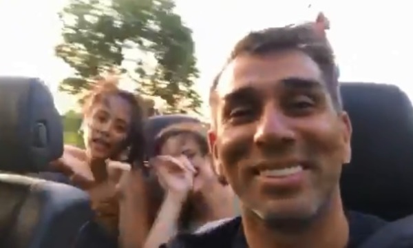 Pipino Cuevas criticado por usar el celular mientras manejaba