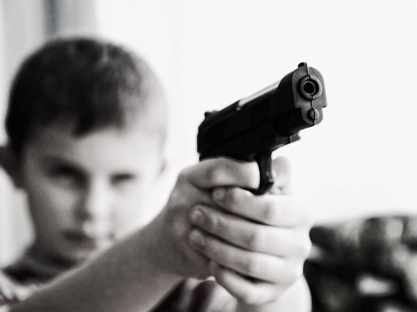 Dan arresto domiciliario a madre de niño que tenía arma de fuego