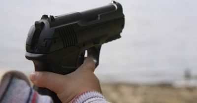 Imponen prisión domiciliaria a madre de "niño pistolero"