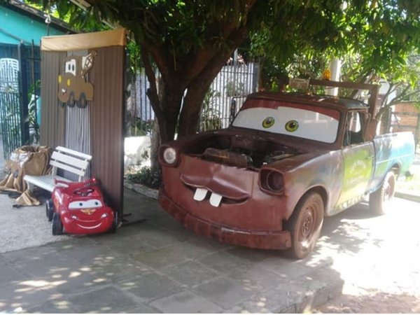 Transformó una camioneta en "Mate" para el cumple de su hijo