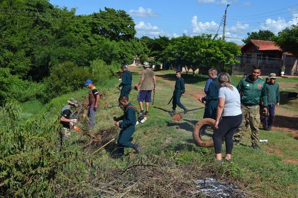 Con ayuda de personal militar, vecinos realizan minga ambiental - Nacionales - ABC Color