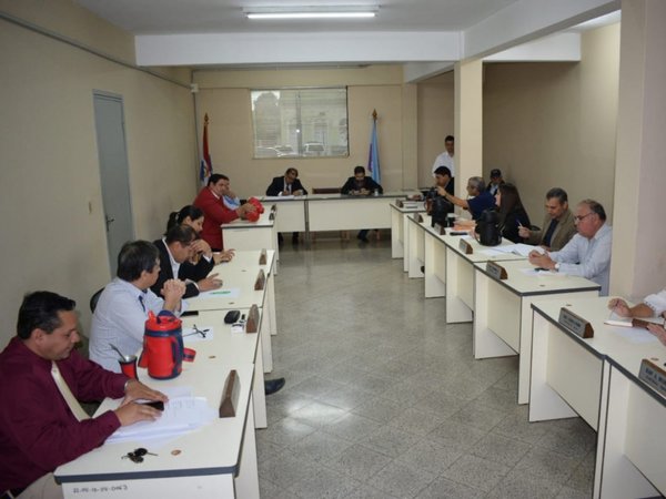 Concejales denuncian retención de salario por parte del gobernador de Guairá