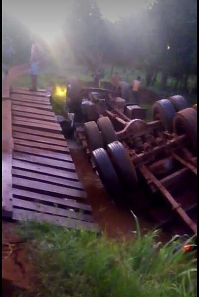 Camión cae a arroyo con 22.000 kilos de soja al ceder un puente - Nacionales - ABC Color
