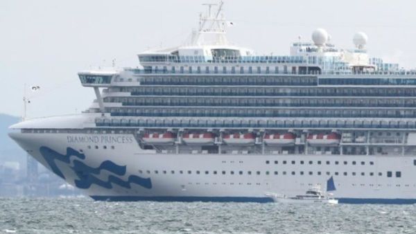 Japón impone cuarentena a 3.700 personas a bordo de un crucero