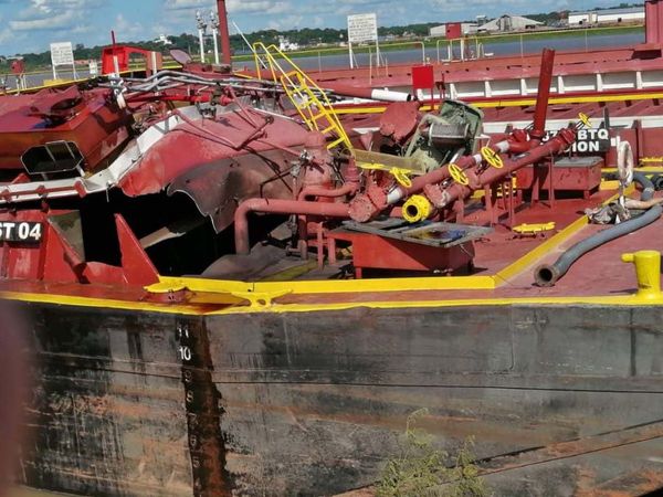 Muere obrero al estallar barcaza de combustible