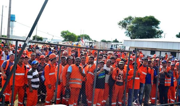 Obreros de la Ruta Bioceánica pararon ayer en reclamo de acuerdos laborales - Economía - ABC Color