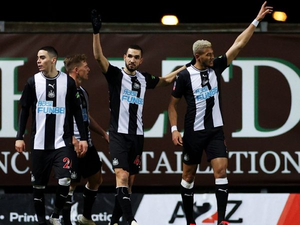 Almirón sigue en FA Cup