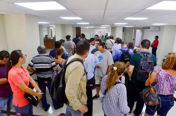 Larga fila y demora para pagar - Economía - ABC Color
