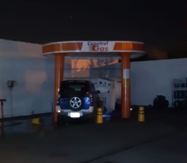 Auto embistió tanque de gas de estación de servicio | San Lorenzo Py