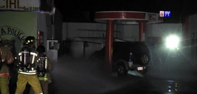 Fuga de gas tras choque de un auto contra estación de servicios | Noticias Paraguay