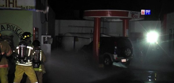 Fuga de gas tras choque de un auto contra estación de servicios | Noticias Paraguay