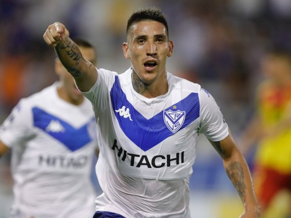 El Vélez vence al Aucas con un golazo de Ricardo Centurión