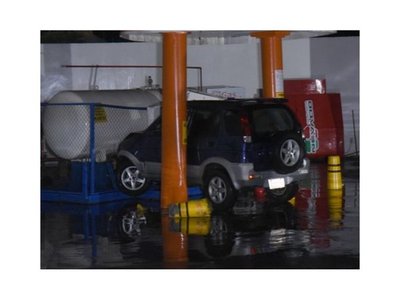 Choque contra el tanque da gas de un surtidor casi termina en tragedia