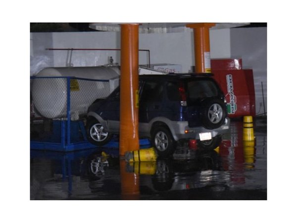 Choque contra el tanque da gas de un surtidor casi termina en tragedia