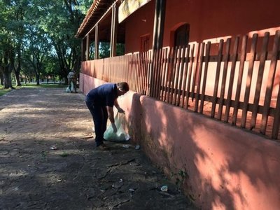 Intendente liberal limpió predio de seccional colorada
