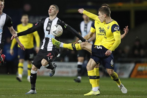 Miguel Almirón y una foto viral con el árbitro de la FA Cup