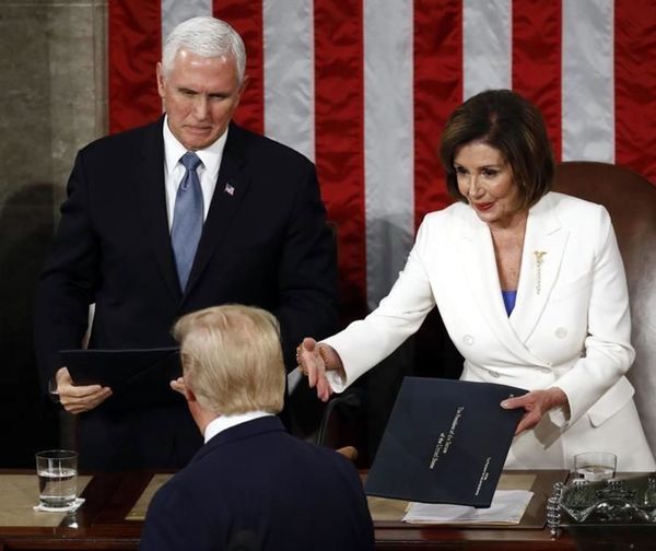 Trump ignora saludo de Nancy Pelosi antes de su discurso