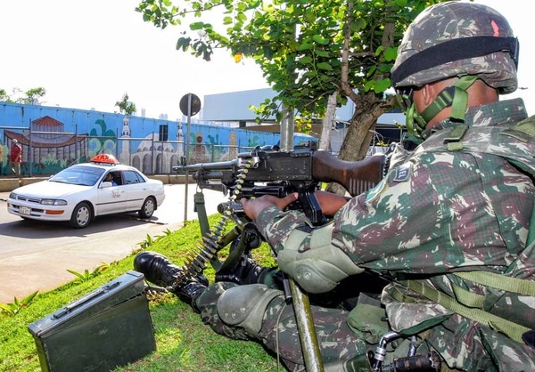 Ejército brasileño aplica operativo cerrojo en el Puente de la Amistad - Noticde.com
