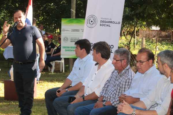 Gobierno entrega 500 aportes de Tekoporã en Juan de Mena - .::RADIO NACIONAL::.