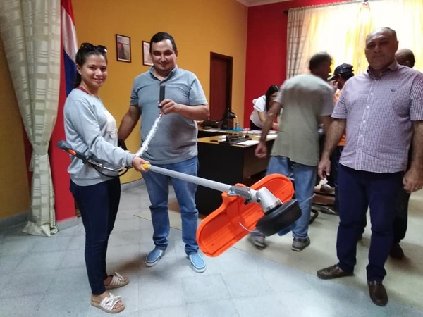 Municipalidad de Pilar dota de herramientas a comisiones vecinales para limpieza de la comunidad - .::RADIO NACIONAL::.